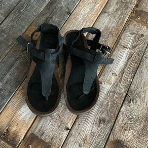 Tevo Size 9 Mahonia 3-Point Sandal Great Condition!